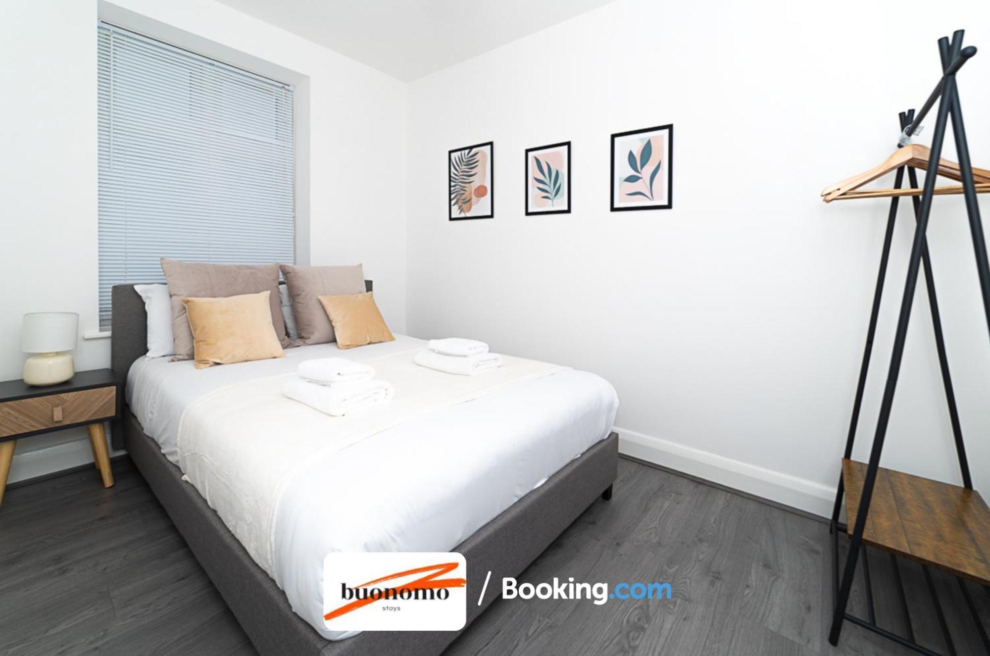 Three Bedroom At Buonomo Short Lets & Serviced With Netflix & Games Appartement Londen