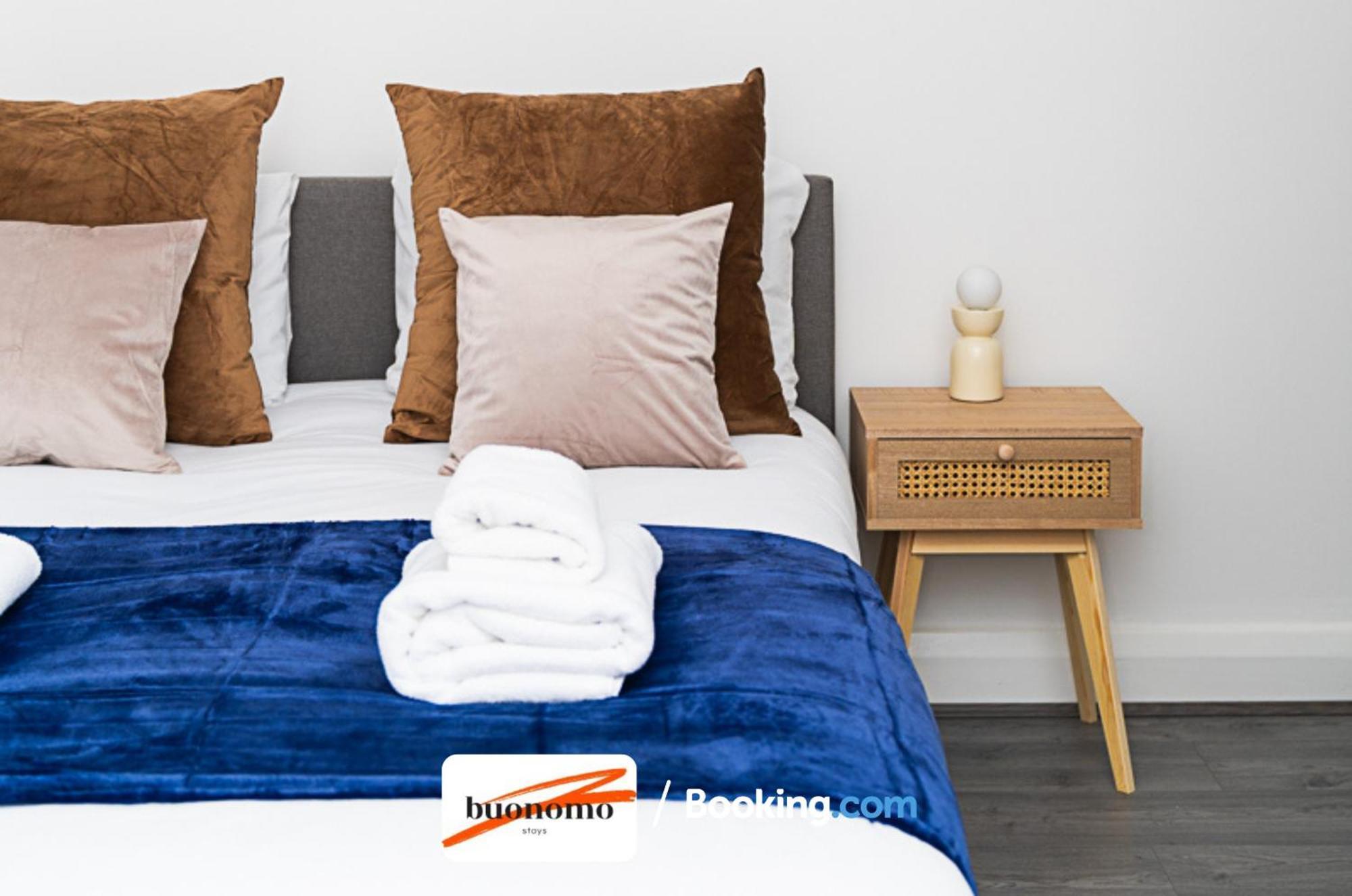 Three Bedroom At Buonomo Short Lets & Serviced With Netflix & Games Appartement Londen