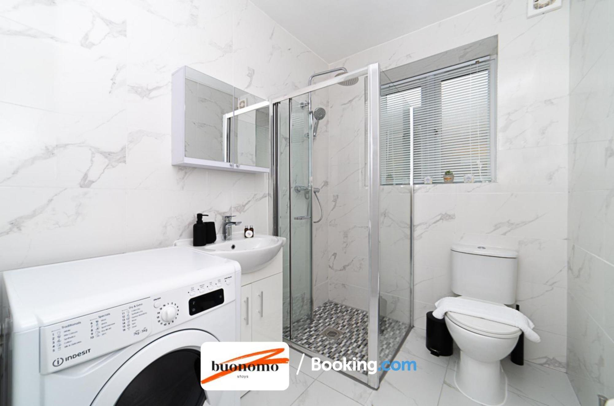 Appartement Three Bedroom At Buonomo Short Lets & Serviced With Netflix & Games Londen
