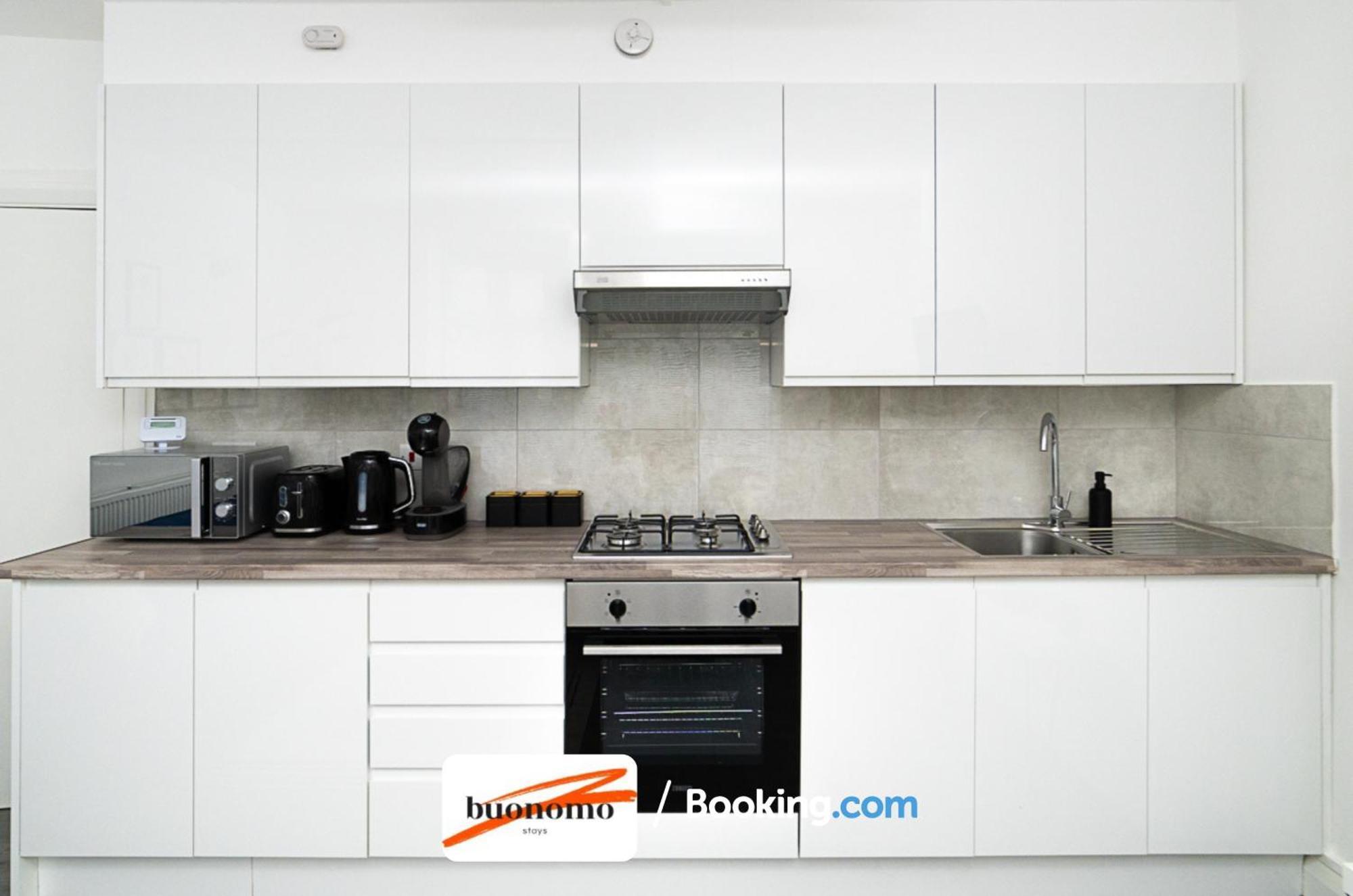 Three Bedroom At Buonomo Short Lets & Serviced With Netflix & Games Appartement Londen